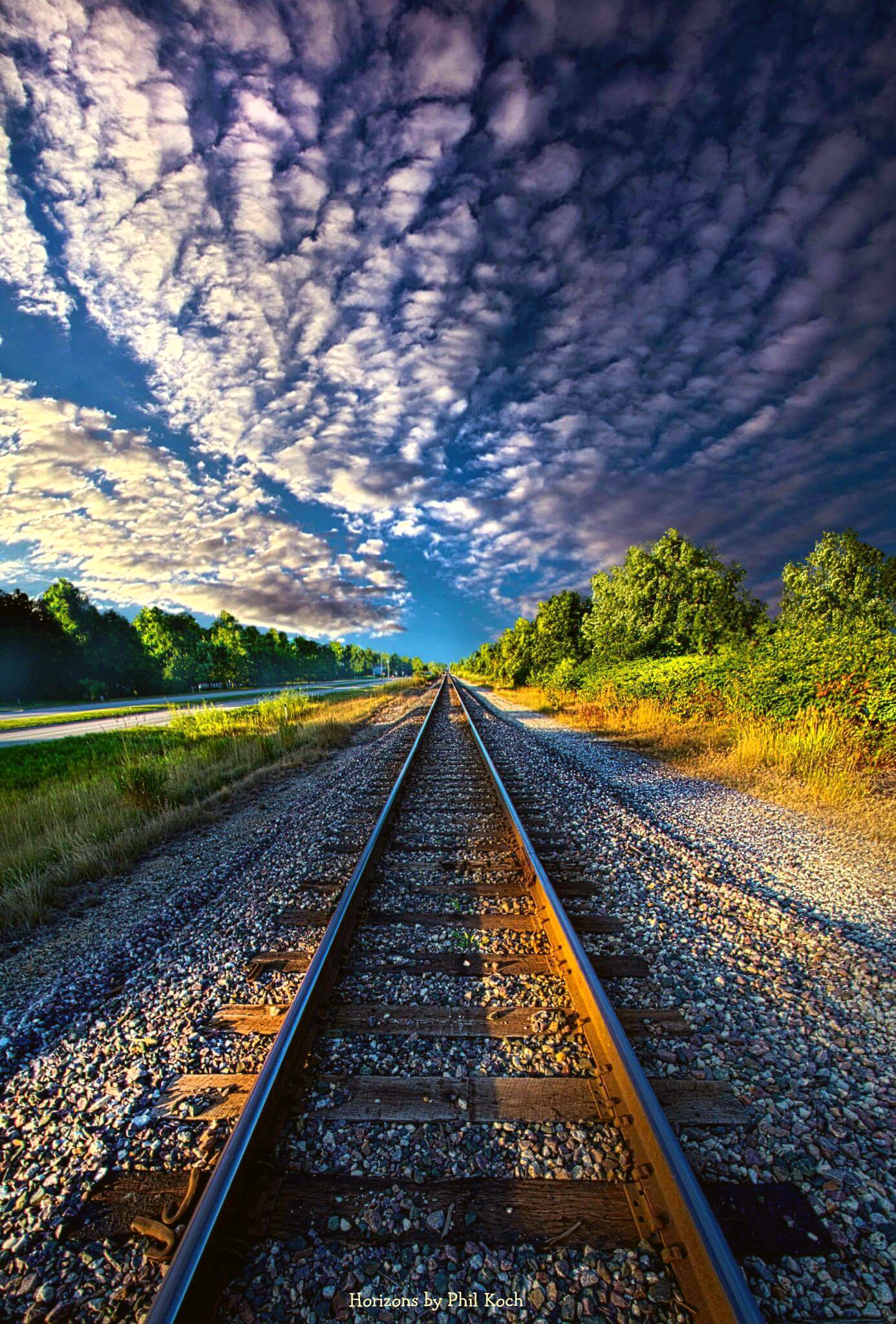Уходящая железная дорога. Железная дорога. Железная дорога уходящая вдаль. Железнодорожные пути. Пейзаж с железной дорогой.